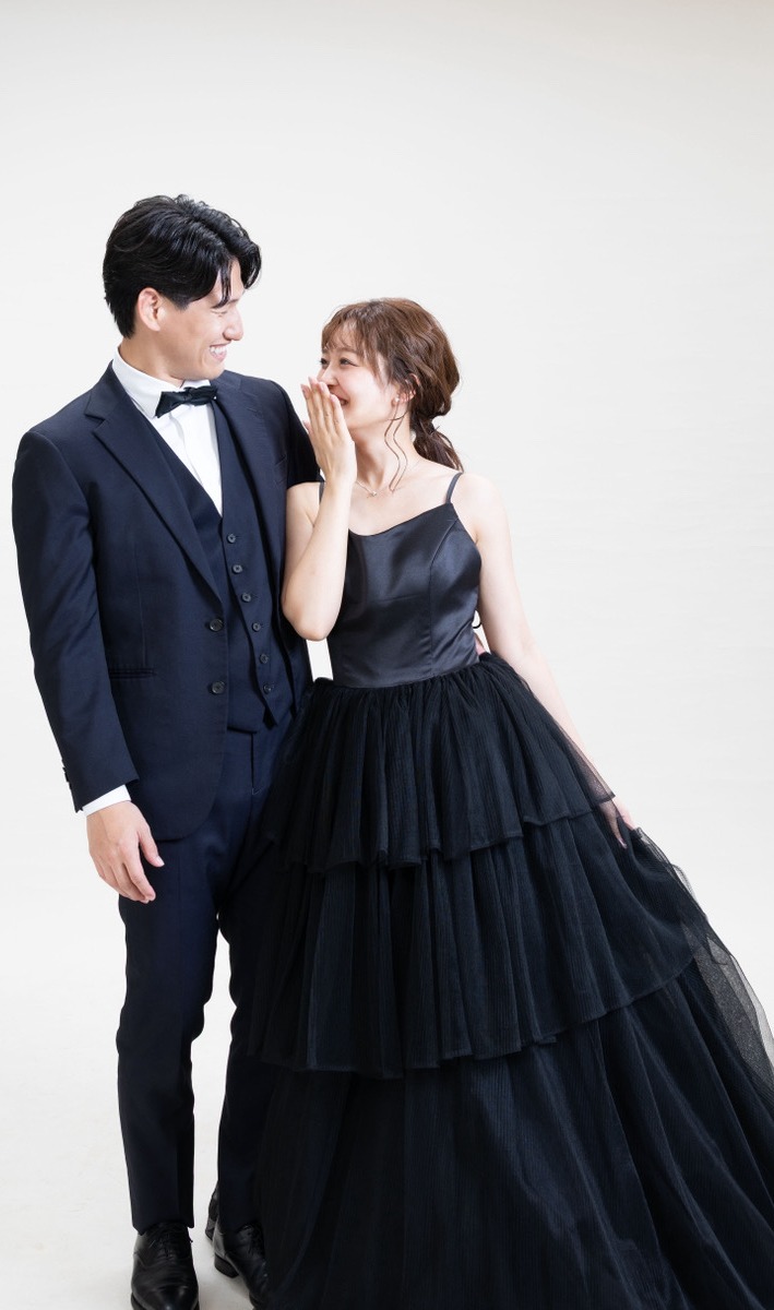 黒いドレスとタキシードの結婚写真前撮り